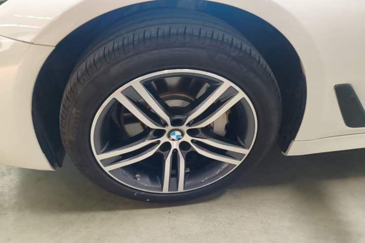 Used BMW 5 Series 2021 530Li Leading Luxury Package Left Front Wheel Hub