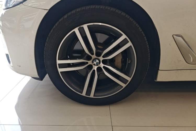 Used BMW 5 Series 2021 530Li Leading Luxury Package Left Front Wheel Hub