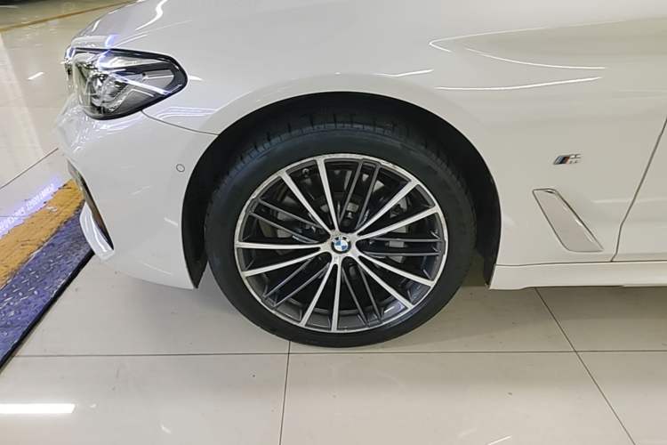 Used BMW 5 Series 2021 Facelifted 530Li Leading Edition M Sport Package Left Front Wheel Hub