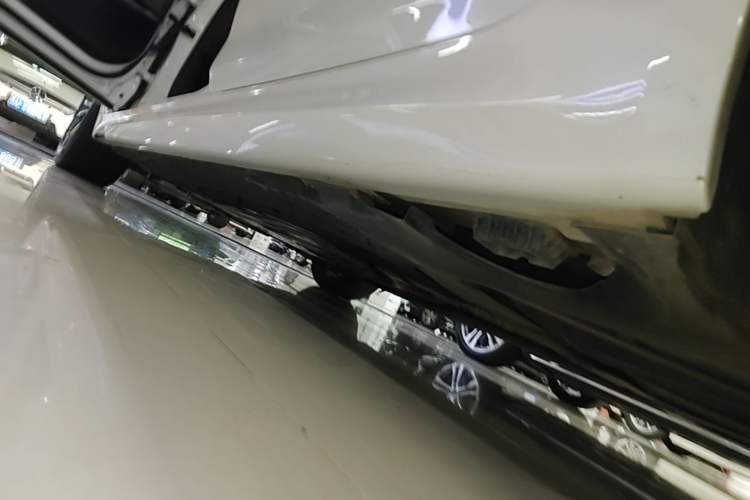 Used BMW 5 Series 2021 Facelifted 530Li Leading Edition M Sport Package Left Side Sill