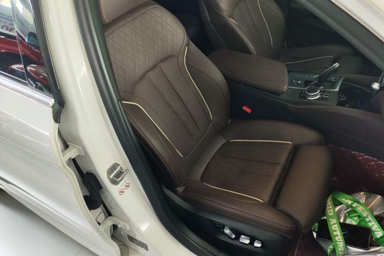 Used BMW 5 Series 2021 530Li Luxury Edition M Sport Package Right Front Seat