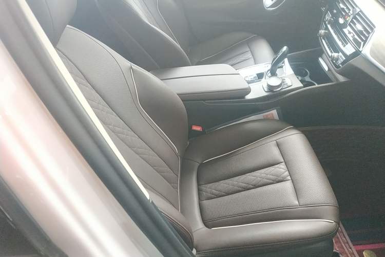 Used BMW 5 Series 2021 Restyled 530Li Leading Edition Luxury Package Right Front Seat