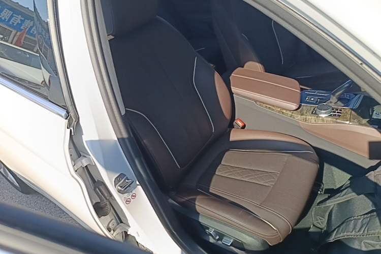 Used BMW 5 Series 2021 525Li Luxury Package Right Front Seat