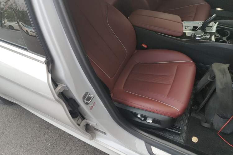 Used BMW 5 Series 2021 Facelifted 525Li M Sport Package Right Front Seat