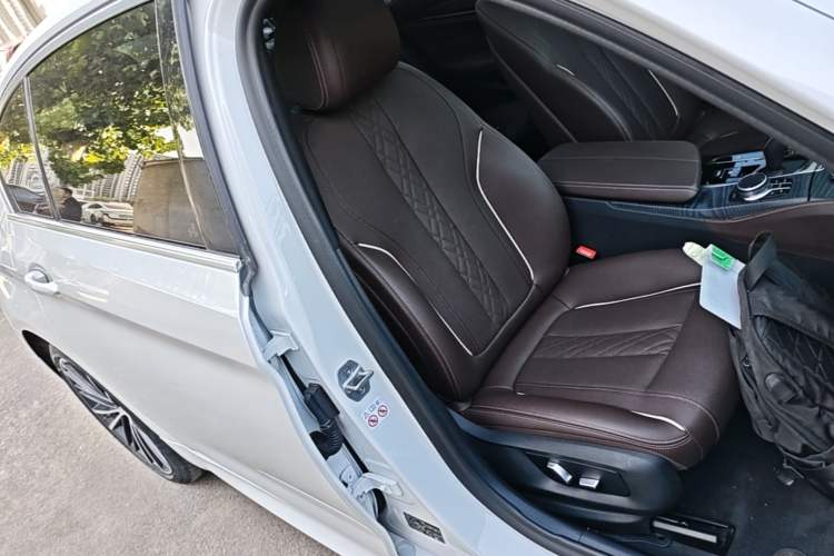 Used BMW 5 Series 2021 Facelifted 530Li Leading Edition M Sport Package Right Front Seat
