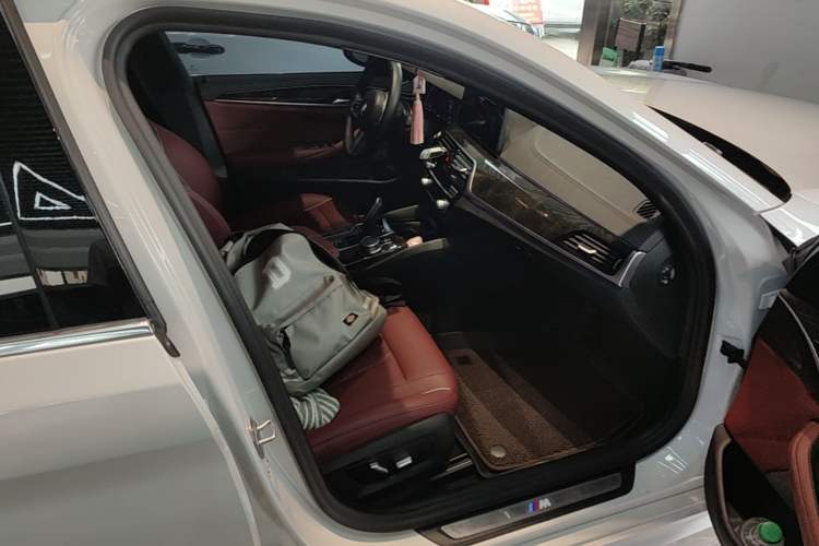 Used BMW 5 Series 2021 525Li M Sport Package Right Front Seat