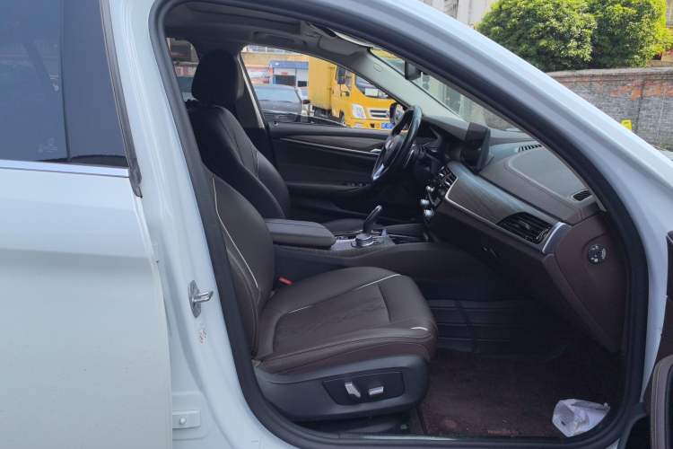 Used BMW 5 Series 2021 530Li Leading Luxury Package Right Front Seat