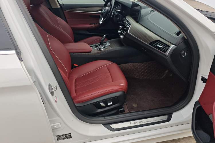 Used BMW 5 Series 2021 530Li Leading Luxury Package Right Front Seat