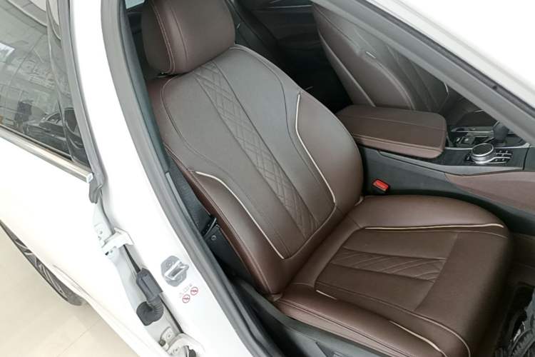 Used BMW 5 Series 2021 Facelifted 530Li Leading Edition M Sport Package Right Front Seat