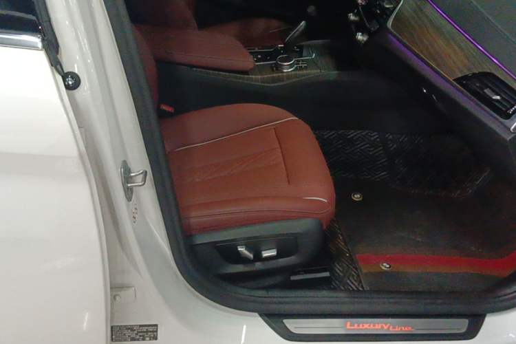 Used BMW 5 Series 2021 530Li Leading Luxury Package Right Front Seat