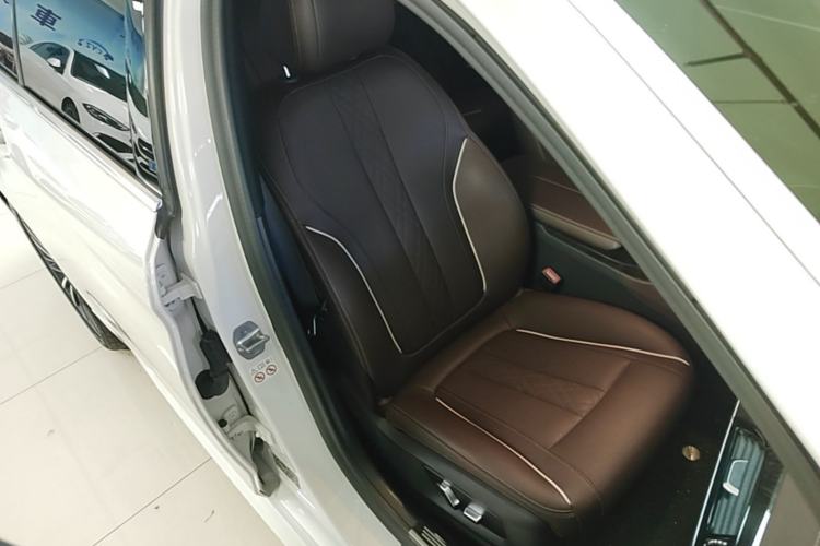 Used BMW 5 Series 2021 Facelifted 530Li Leading Edition M Sport Package Right Front Seat