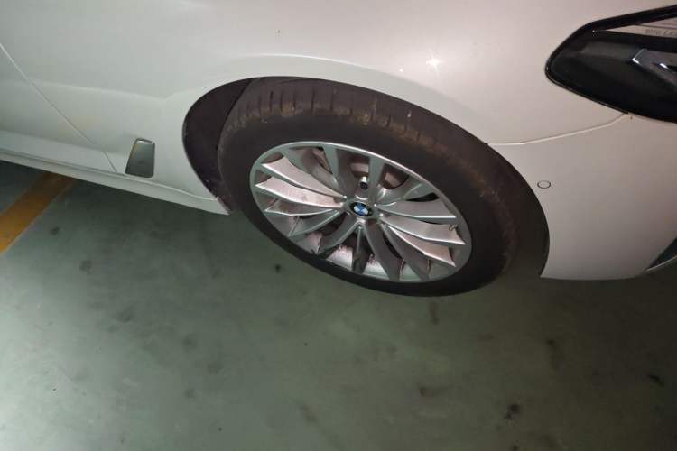 Used BMW 5 Series 2021 525Li Luxury Package Right Front Wheel Hub