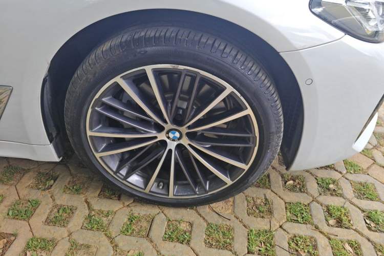 Used BMW 5 Series 2021 530Li Leading Model M Sport Package Right Front Wheel Hub