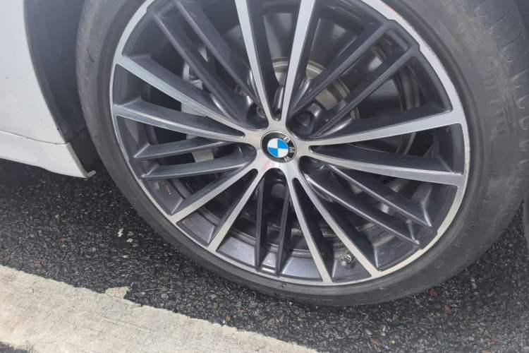 Used BMW 5 Series 2021 Facelifted 530Li Leading Edition M Sport Package Right Front Wheel Hub