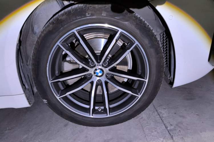Used BMW 5 Series 2021 525Li M Sport Package Right Front Wheel Hub
