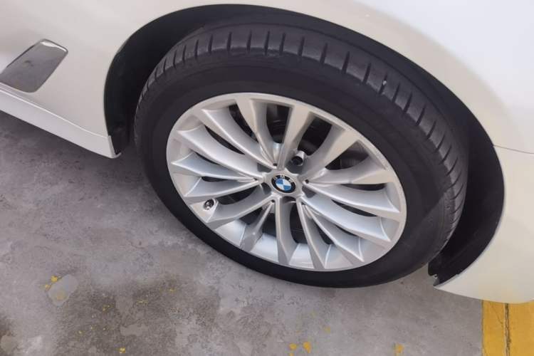 Used BMW 5 Series 2021 Updated Version 525Li Luxury Package Right Front Wheel Hub