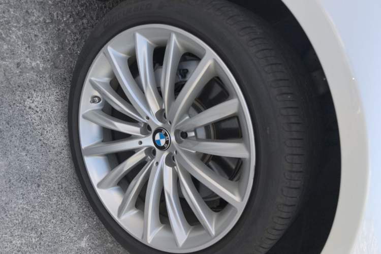Used BMW 5 Series 2021 Updated 530Li Luxury Package Premium Edition Right Front Wheel Hub
