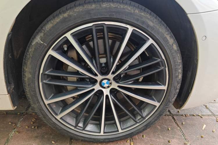 Used BMW 5 Series 2021 530Li Leading Model M Sport Package Right Front Wheel Hub