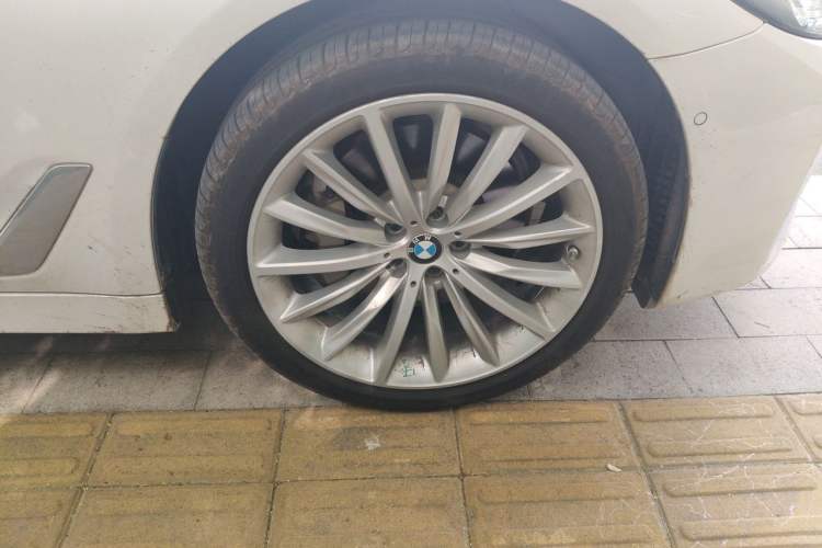 Used BMW 5 Series 2021 530Li Luxury Edition Premium Package Right Front Wheel Hub