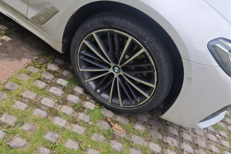 Used BMW 5 Series 2021 530Li Leading Model M Sport Package Right Front Wheel Hub