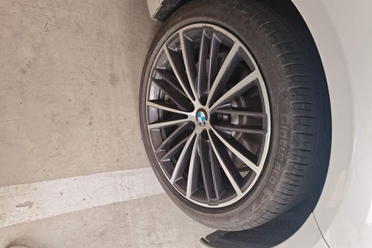 Used BMW 5 Series 2021 Facelifted 530Li Leading Edition M Sport Package Right Front Wheel Hub