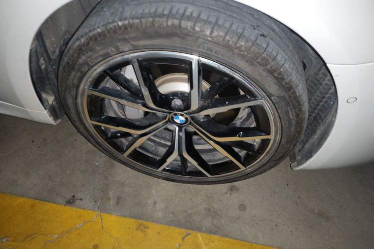 Used BMW 5 Series 2021 Restyled 530Li Luxury Edition M Sport Package Right Front Wheel Hub