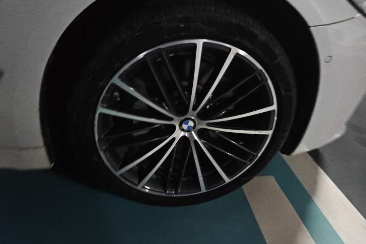 Used BMW 5 Series 2021 530Li xDrive Luxury Package Right Front Wheel Hub