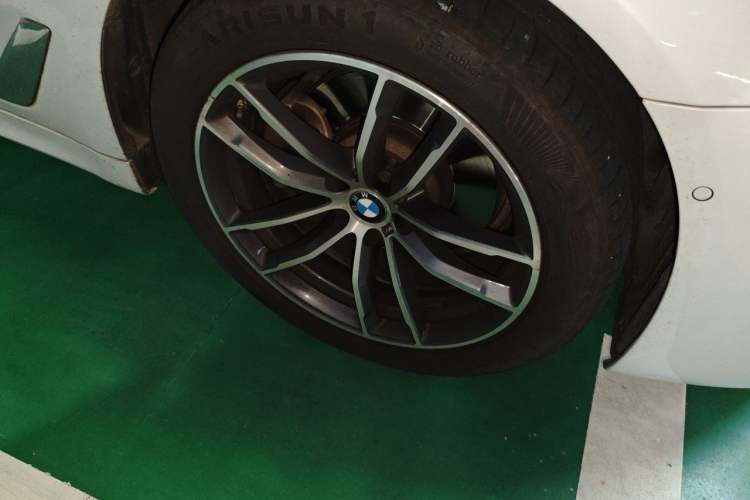 Used BMW 5 Series 2021 525Li M Sport Package Right Front Wheel Hub