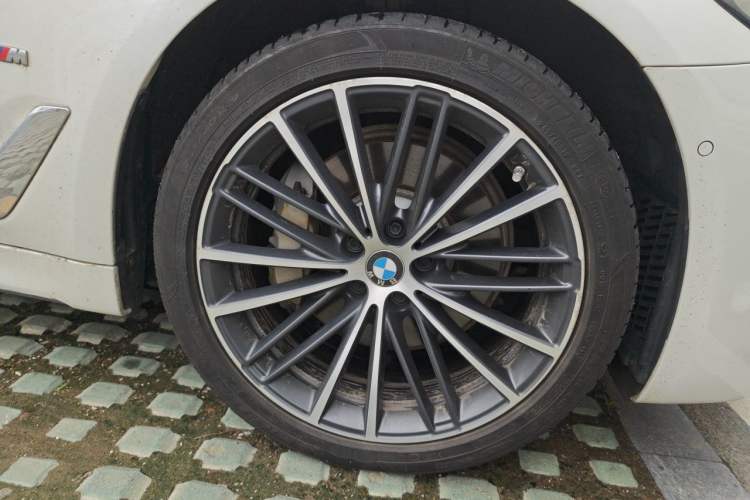 Used BMW 5 Series 2021 Facelifted 530Li Leading Edition M Sport Package Right Front Wheel Hub