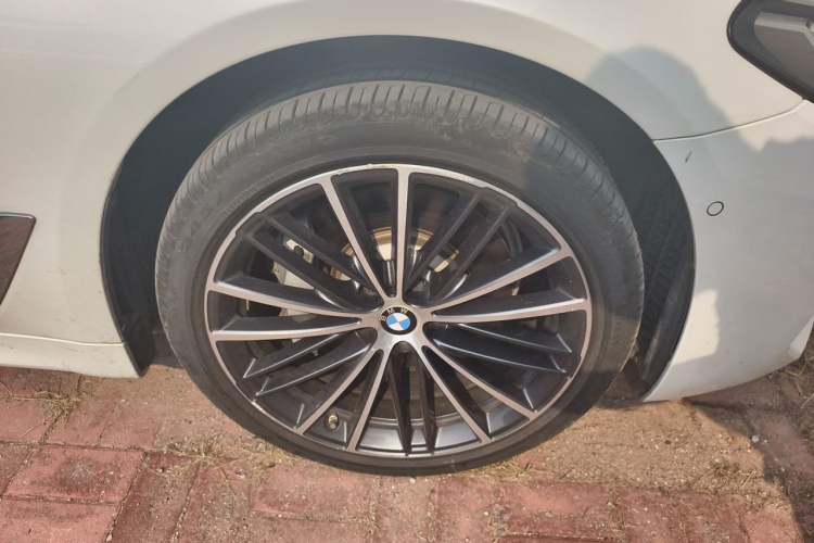 Used BMW 5 Series 2021 530Li Leading Model M Sport Package Right Front Wheel Hub