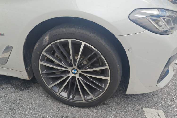 Used BMW 5 Series 2021 530Li Leading Model M Sport Package Right Front Wheel Hub