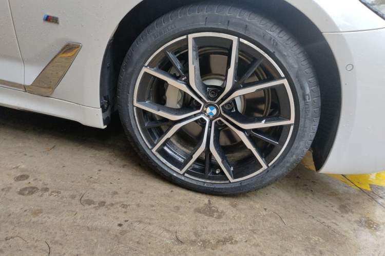 Used BMW 5 Series 2021 530Li Luxury Edition M Sport Package Right Front Wheel Hub