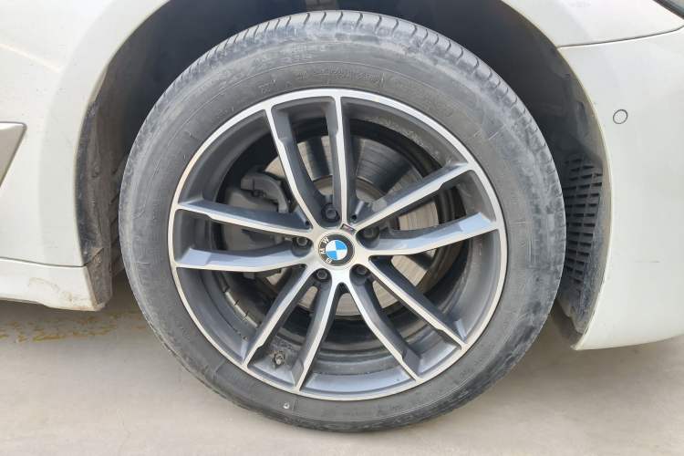 Used BMW 5 Series 2021 525Li M Sport Package Right Front Wheel Hub