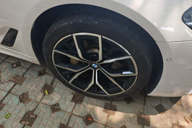 Used BMW 5 Series 2021 530Li Luxury Edition M Sport Package Right Front Wheel Hub