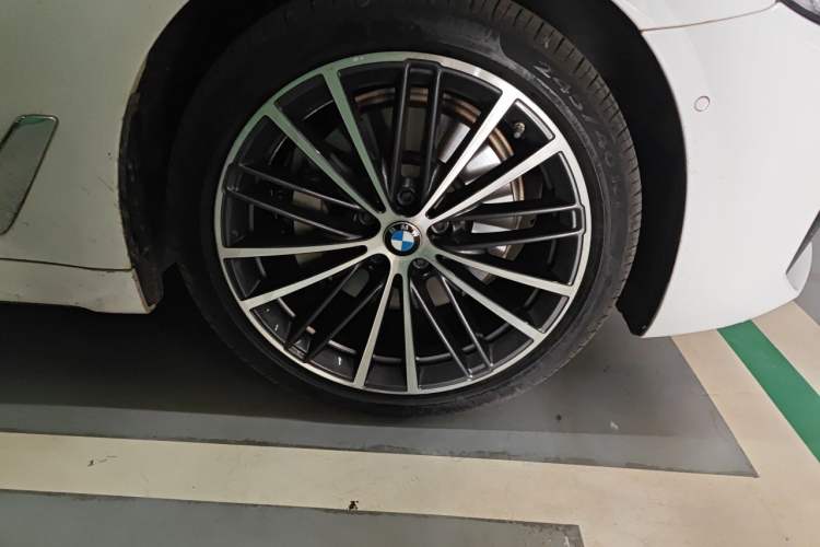 Used BMW 5 Series 2021 Facelifted 530Li Leading Edition M Sport Package Right Front Wheel Hub