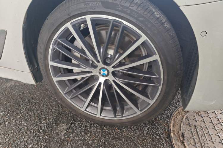 Used BMW 5 Series 2021 530Li Leading Model M Sport Package Right Front Wheel Hub
