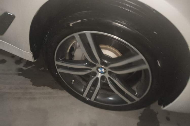 Used BMW 5 Series 2021 Updated 530Li xDrive Luxury Package Right Front Wheel Hub