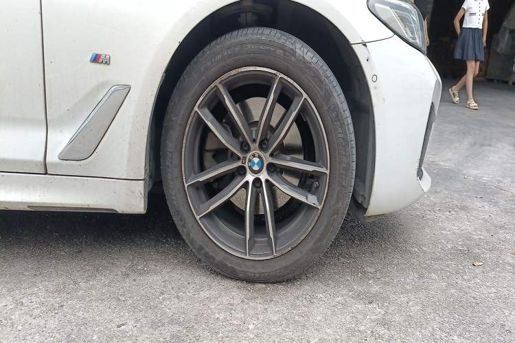 Used BMW 5 Series 2021 530Li Leading Luxury Package Right Front Wheel Hub