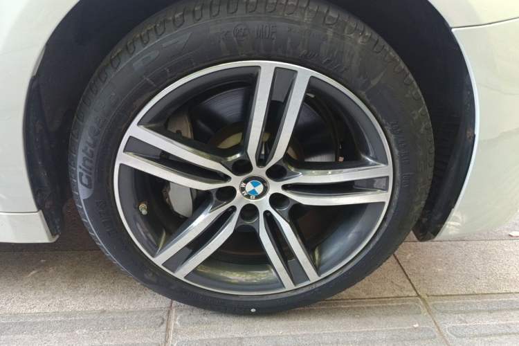 Used BMW 5 Series 2021 530Li Leading Luxury Package Right Front Wheel Hub
