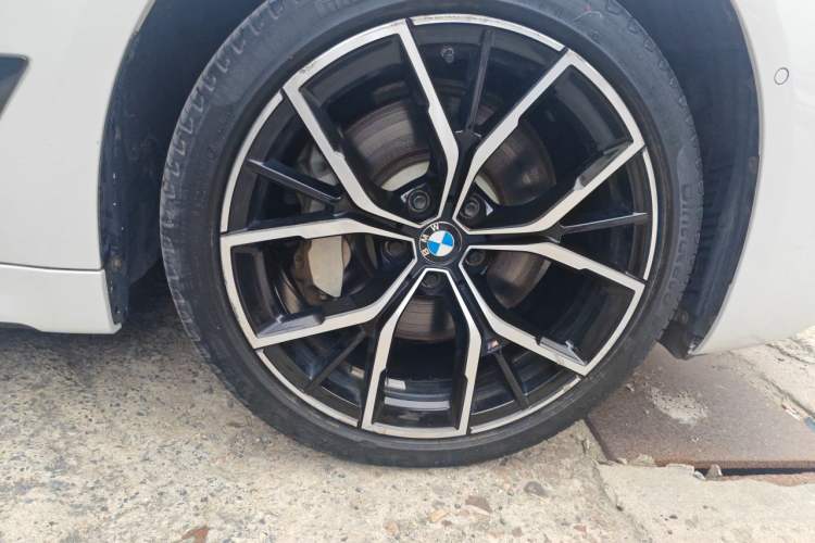 Used BMW 5 Series 2021 530Li Luxury Edition M Sport Package Right Front Wheel Hub