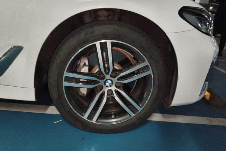 Used BMW 5 Series 2021 Restyled 530Li Leading Edition Luxury Package Right Front Wheel Hub