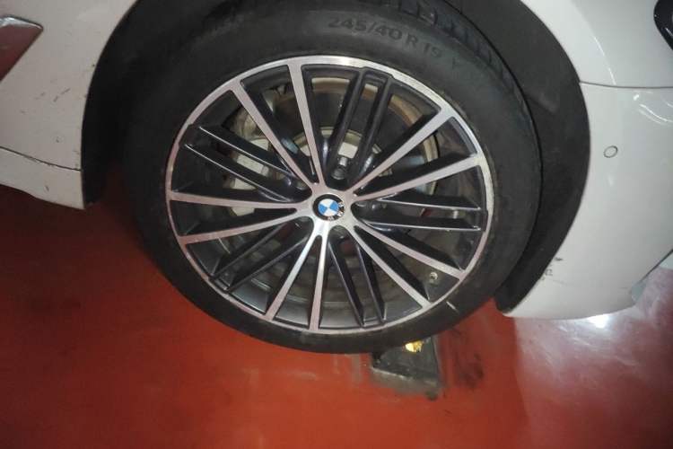Used BMW 5 Series 2021 530Li Leading Model M Sport Package Right Front Wheel Hub