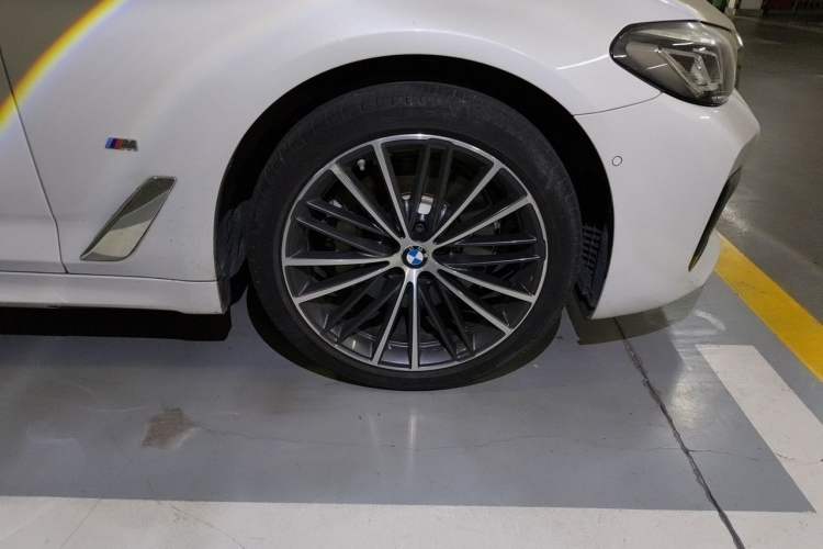 Used BMW 5 Series 2021 530Li Leading Model M Sport Package Right Front Wheel Hub