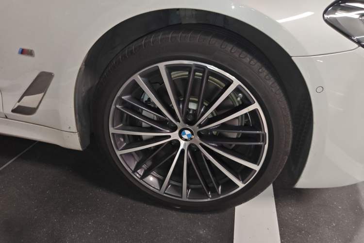 Used BMW 5 Series 2021 530Li Leading Model M Sport Package Right Front Wheel Hub