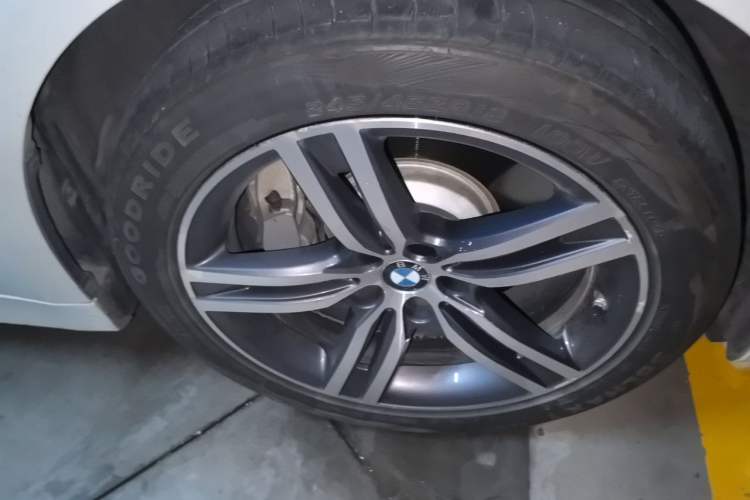 Used BMW 5 Series 2021 530Li Leading Luxury Package Right Front Wheel Hub