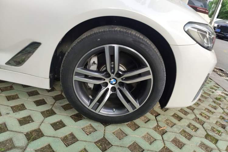 Used BMW 5 Series 2021 Restyled 530Li Leading Edition Luxury Package Right Front Wheel Hub