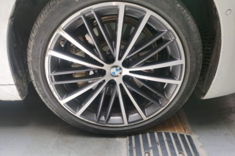Used BMW 5 Series 2021 Facelifted 530Li Leading Edition M Sport Package Right Front Wheel Hub