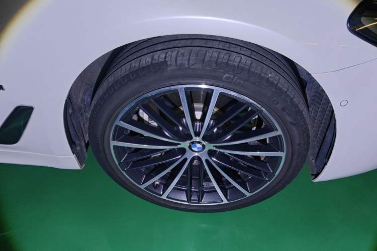 Used BMW 5 Series 2021 530Li Leading Model M Sport Package Right Front Wheel Hub