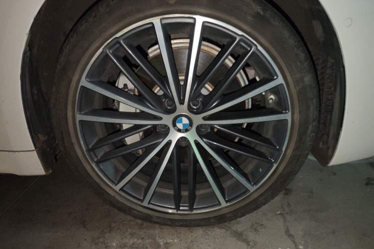 Used BMW 5 Series 2021 Facelifted 530Li Leading Edition M Sport Package Right Front Wheel Hub