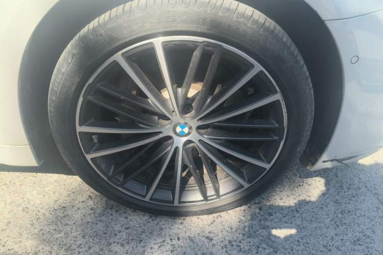 Used BMW 5 Series 2021 530Li Leading Model M Sport Package Right Front Wheel Hub